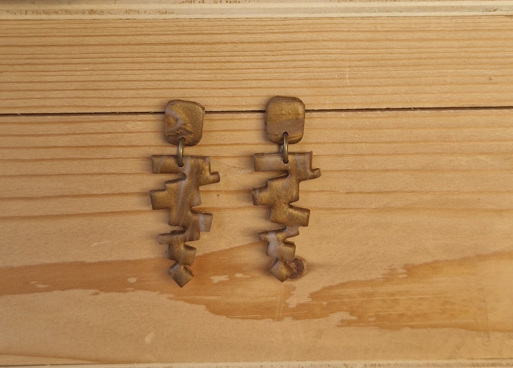 Bronskleurige oorbellen.