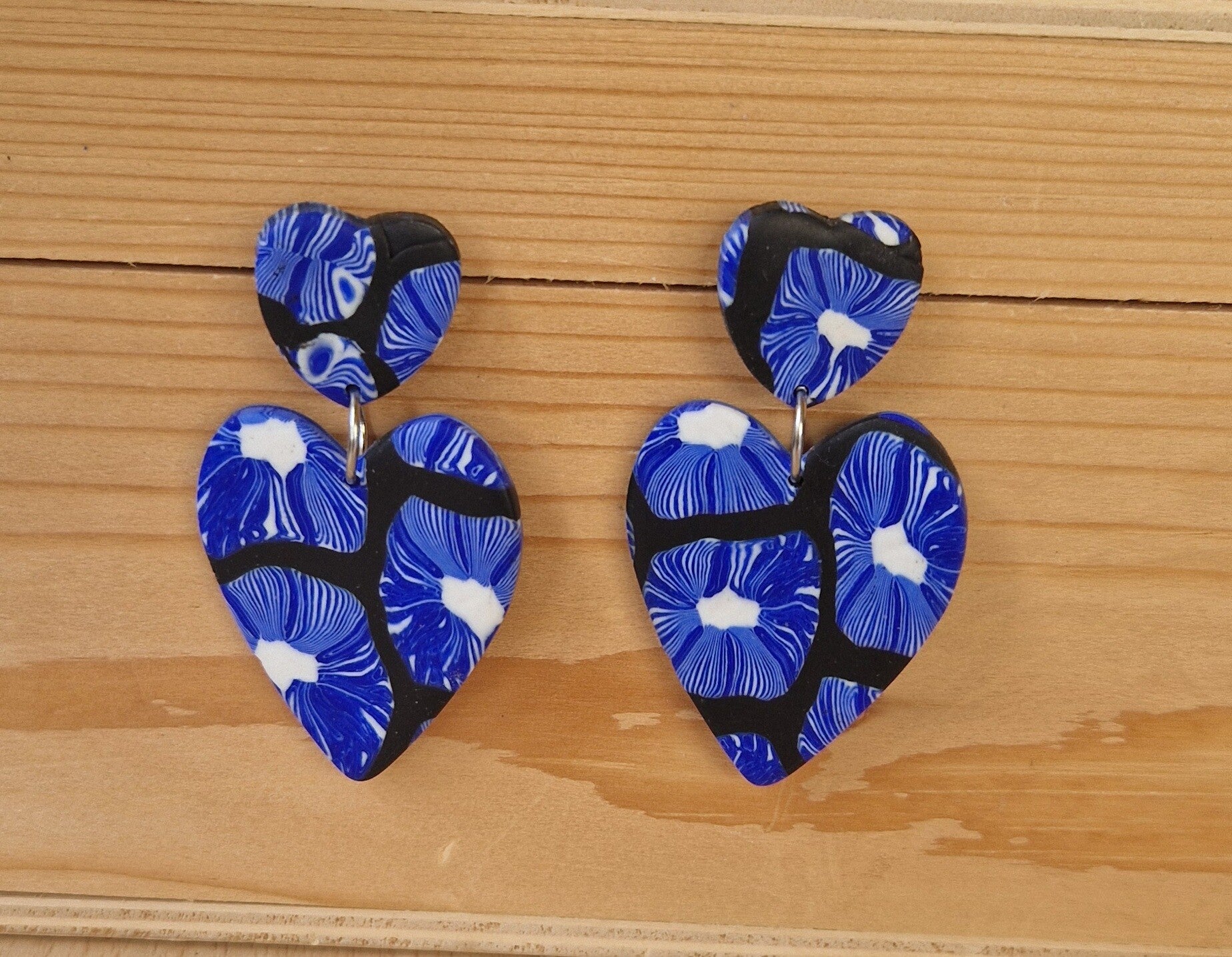 Oorbellen in kobalt blauwe print.