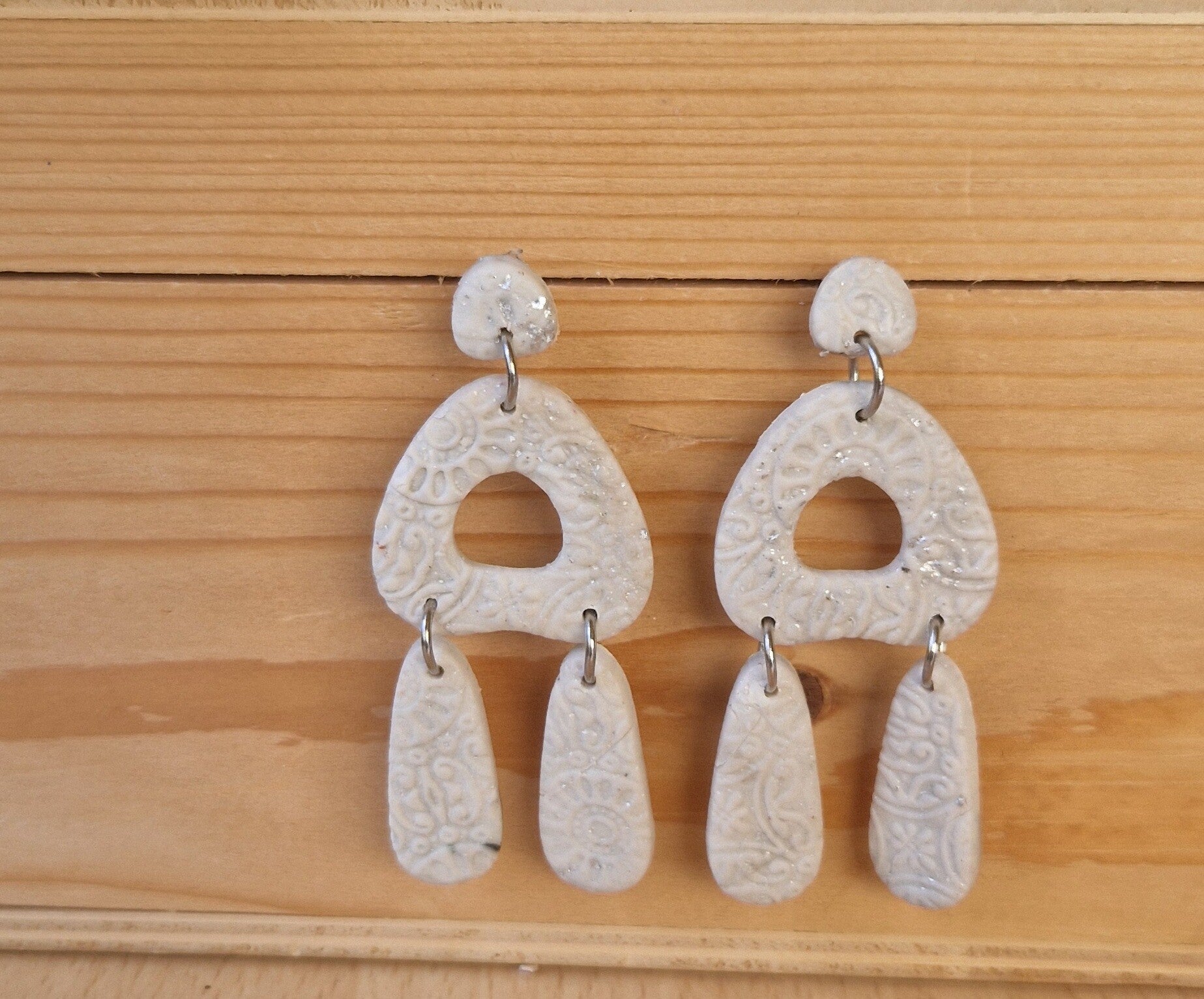 Heel licht grijs, crème kleurig.