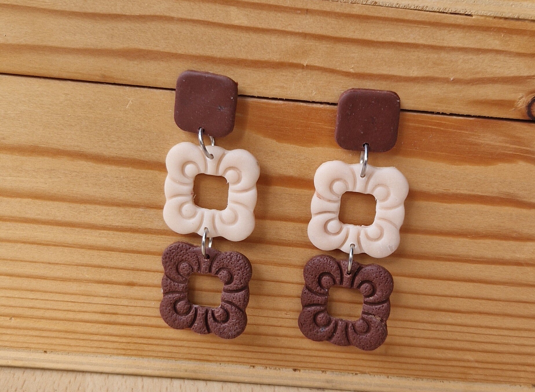 Oorhangers in tegel motief.