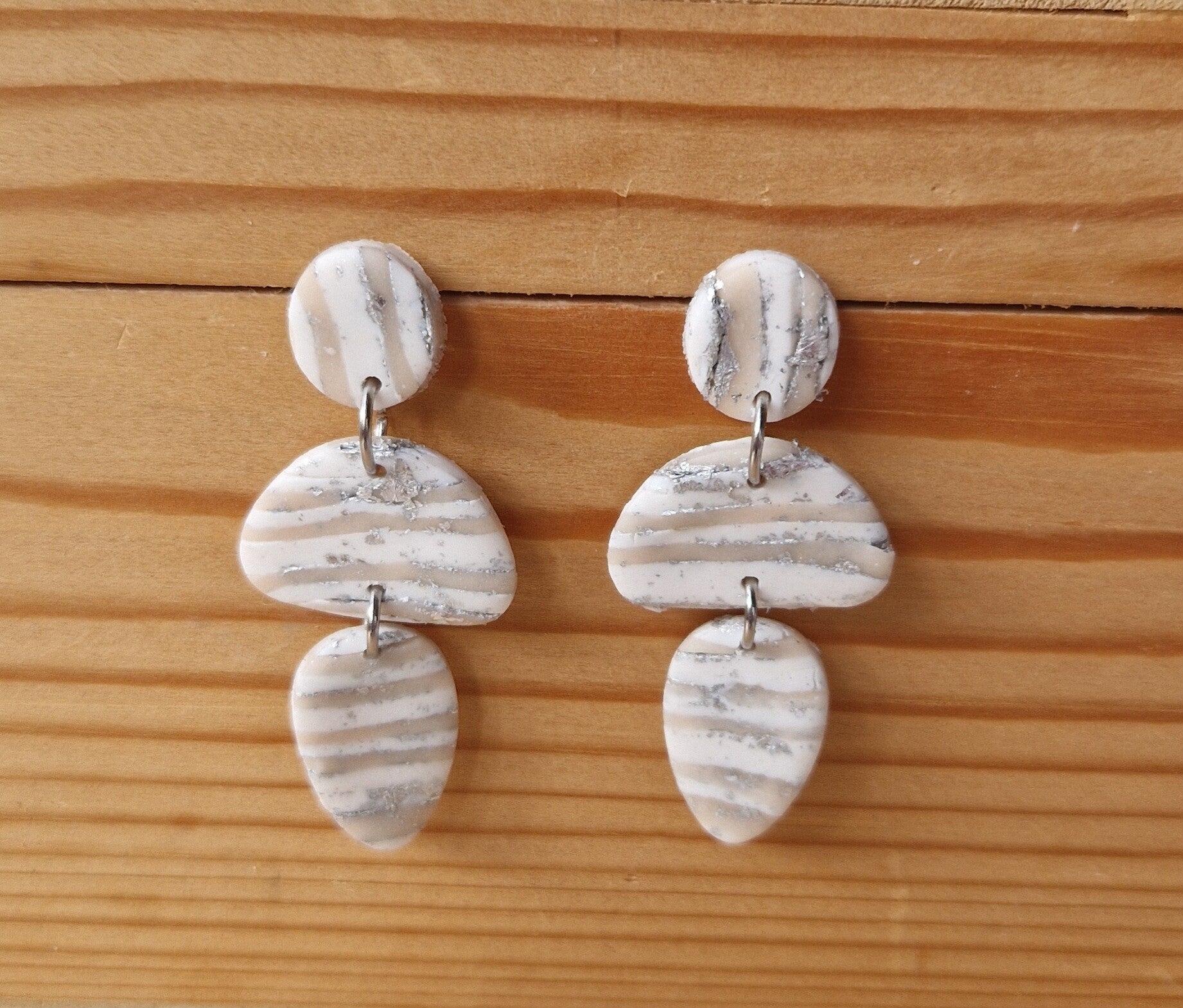 Oorbellen in creme dessin.