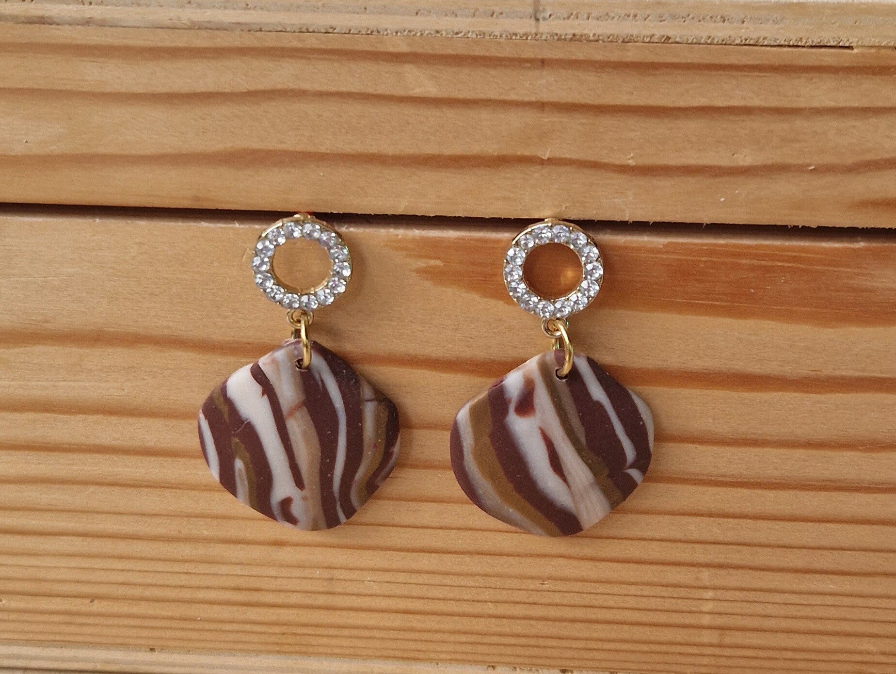 Oorhangers bruin tinten.