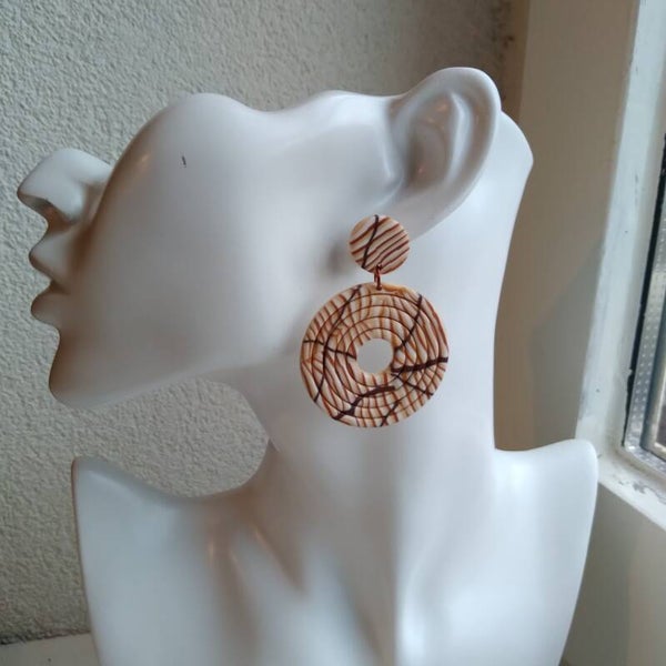 Statement oorbellen in creme streep dessin.
