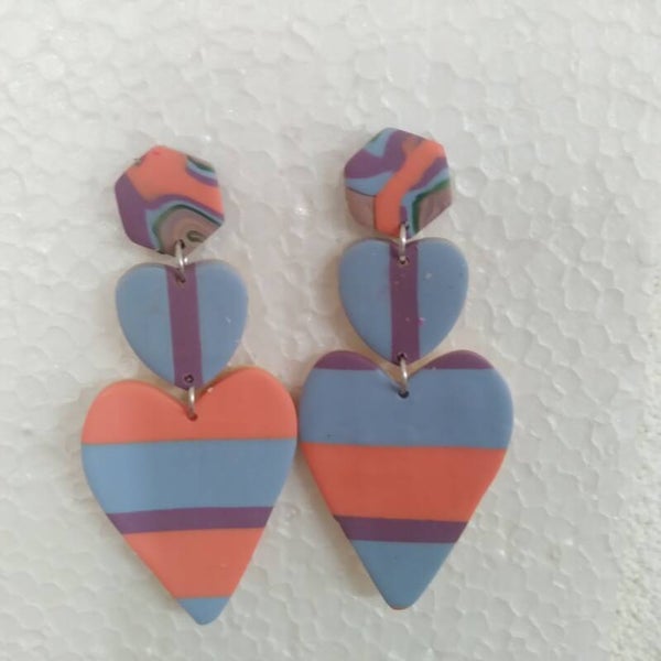 Oorbellen in zalm, licht blauw en bosbes paars.