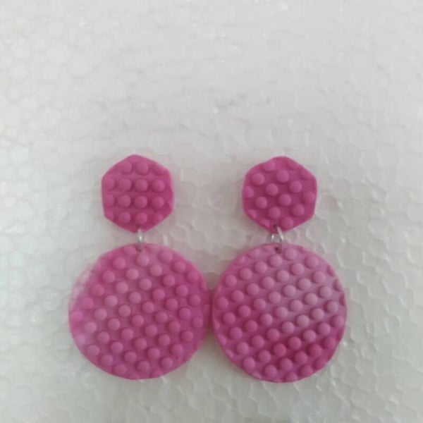 Statement oorbellen in roze.