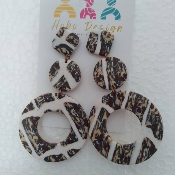 Statement oorbellen, in bruin ,wit , creme dessin.