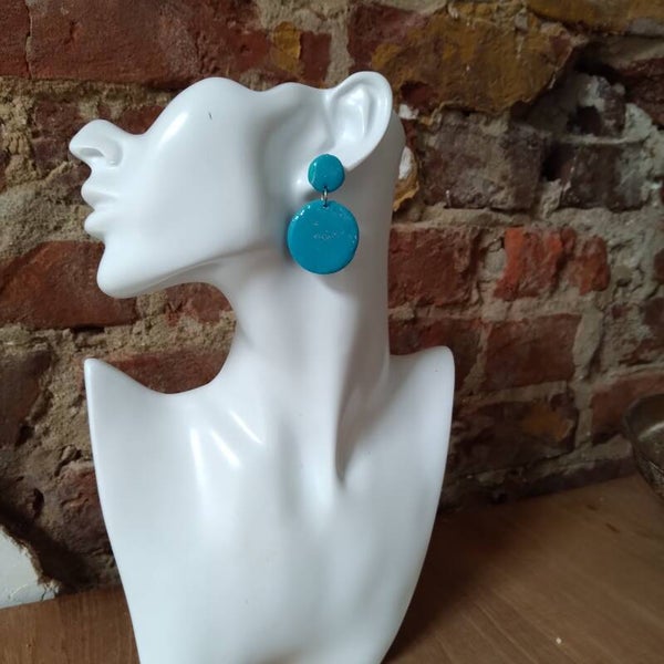 Oorbellen azuurblauw met zilver.