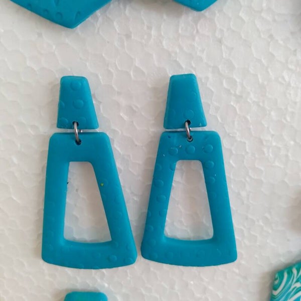 Azuurblauwe statement oorbellen.