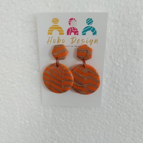 Oranje stament oorbellen met dessin.