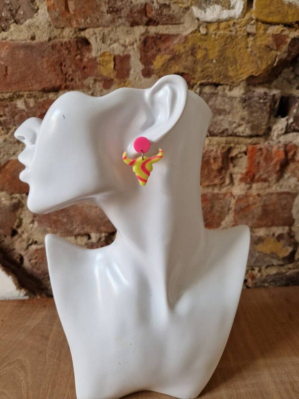 Bull skull oorbellen in neon kleur.