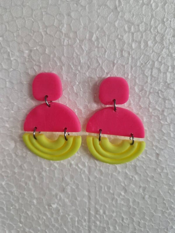 Neon roze en geel, festival oorbellen.