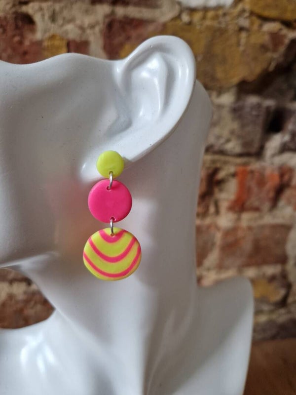 Neon kleuren oorhanger.