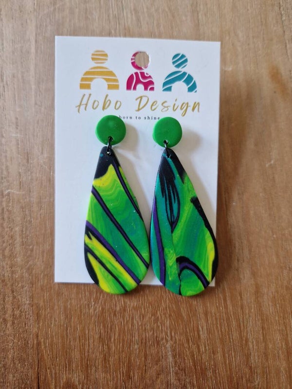 Statement oorbellen in groen dessin.