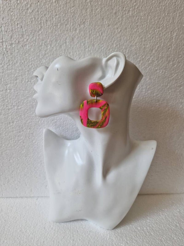 Statement oorbellen in  neon roze dessin.