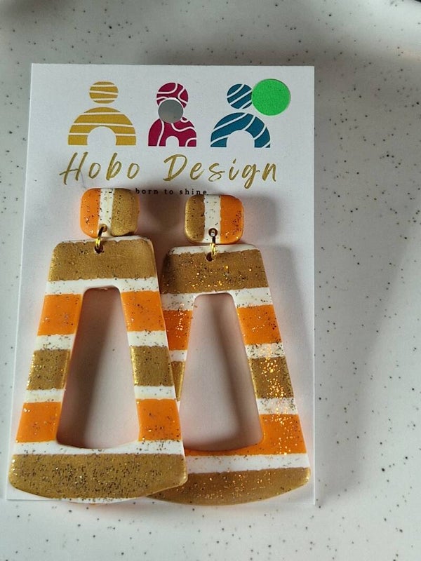 Oranje met goud streep.