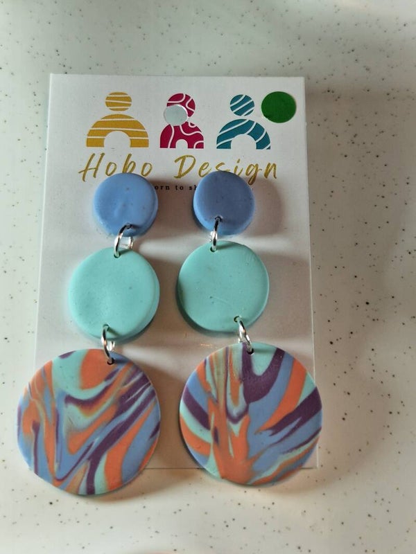 Statement oorbellen in zacht kleurrijk dessin.