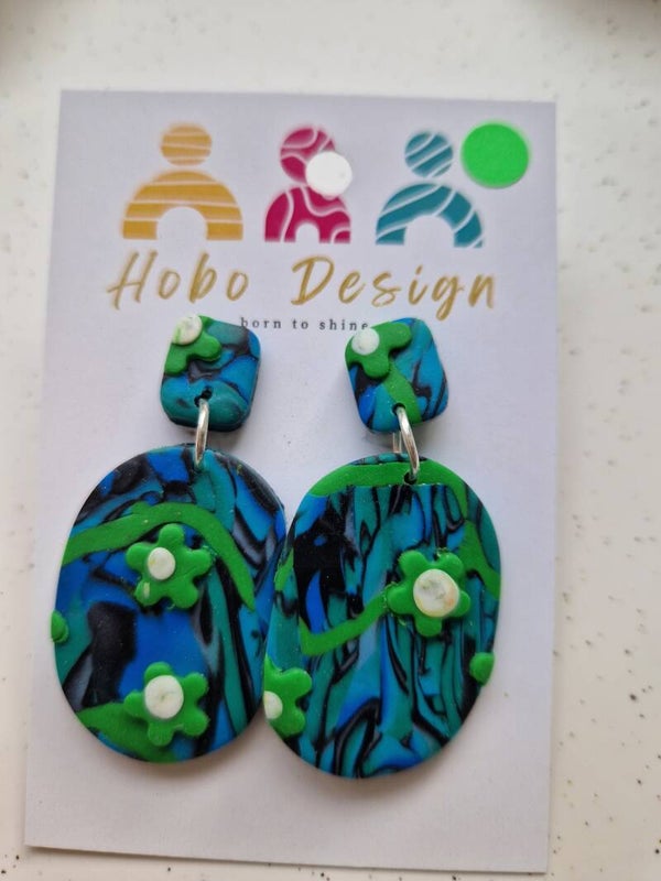 Oorbellen in azuurblauw dessin.