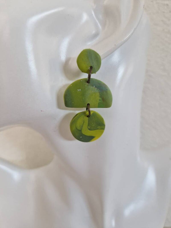 Oorhangers in groenen tint.