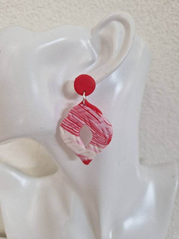 Oorbellen in rood wit dessin.