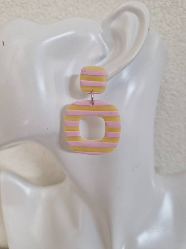 Statement oorbellen in wit met citroen geel gestreept.