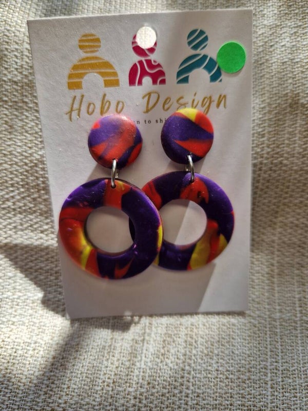 Oorbellen in paars dessin.