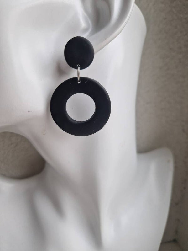 Ronde zwarte statement oorbellen.