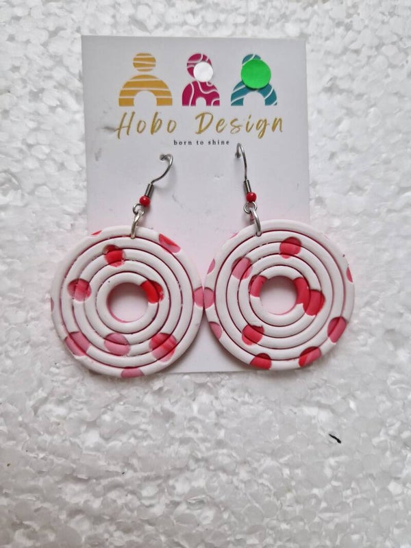 Rood witte oorhanger.