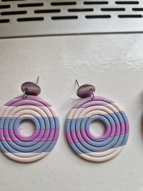 Lila, blauw streep dessin oorhangers.