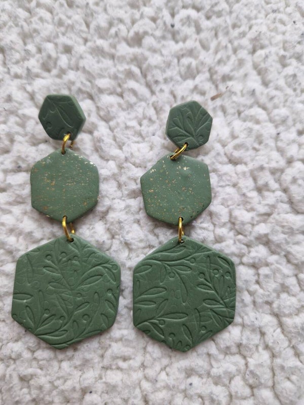 Oorhanger in prachtige kleur groen met goud en dessin.