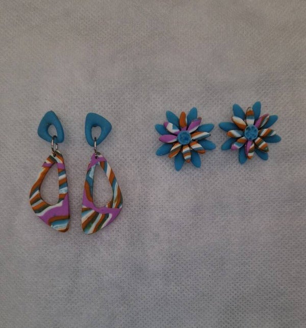 Oorbellen, lila ,blauw dessin.