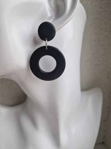 Ronde zwarte statement oorbellen.