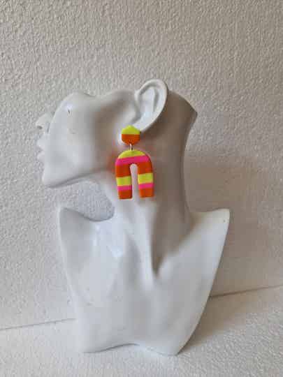Leuke zomerse statement oorbellen in felle kleuren.