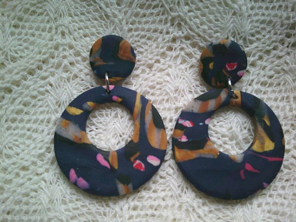 Donkerblauwe oorhangers met goud roze dessin