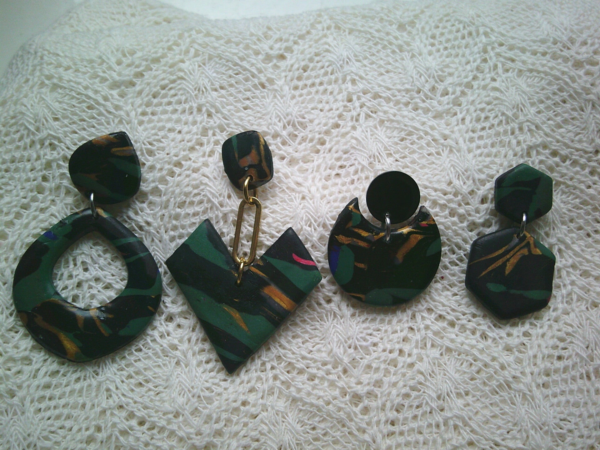 Oorhangers in groen zwart dessin. 4 modellen.