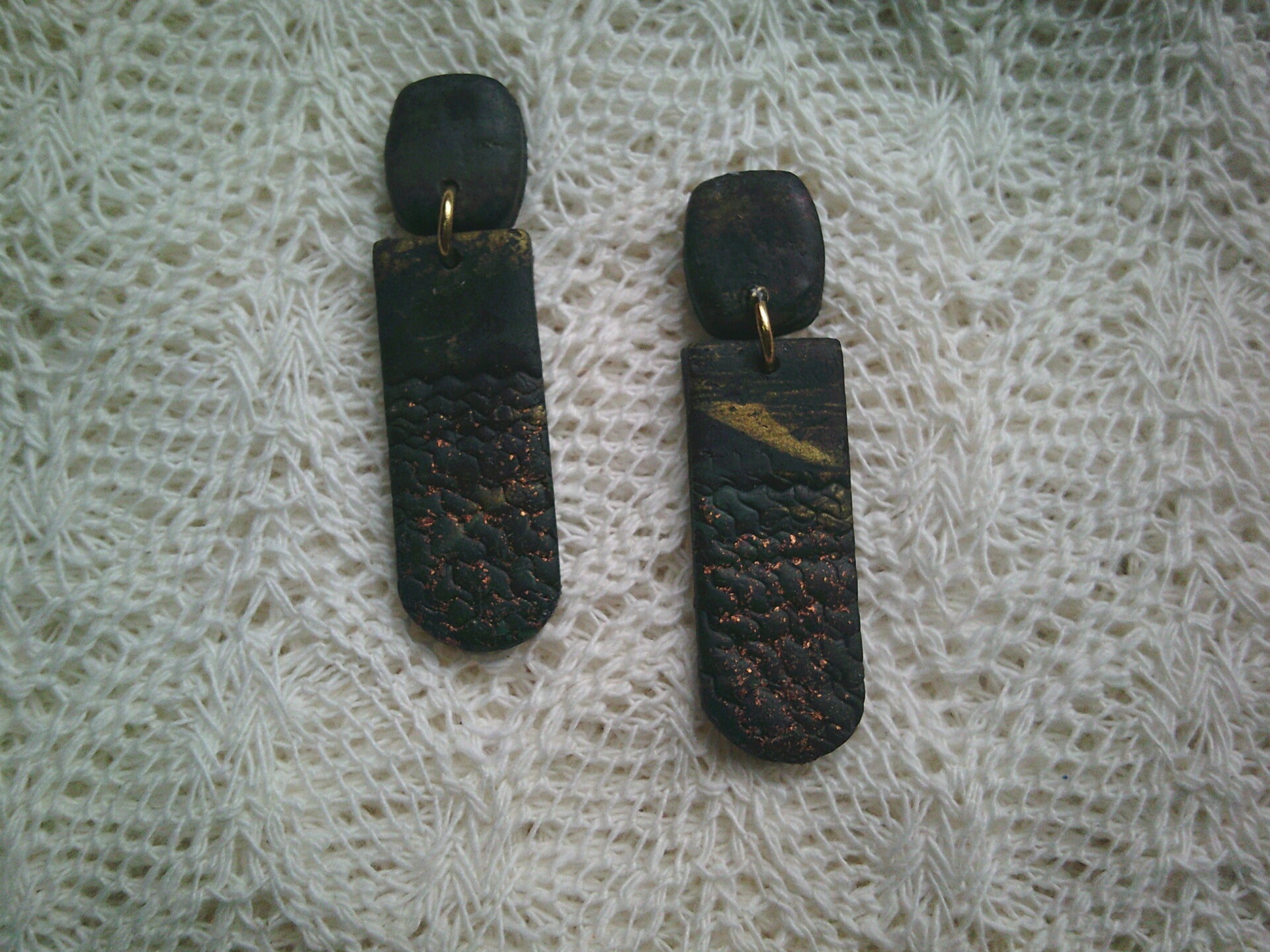 Oorhangers in goud zwart dessin