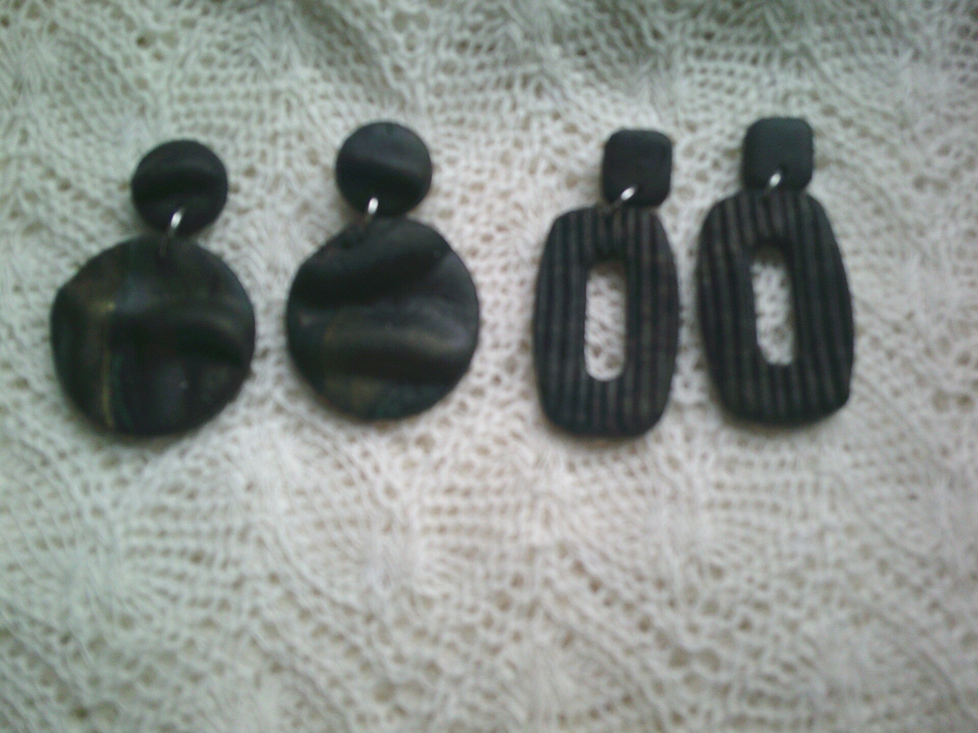 Oorhangers in net geen zwart twee modellen.