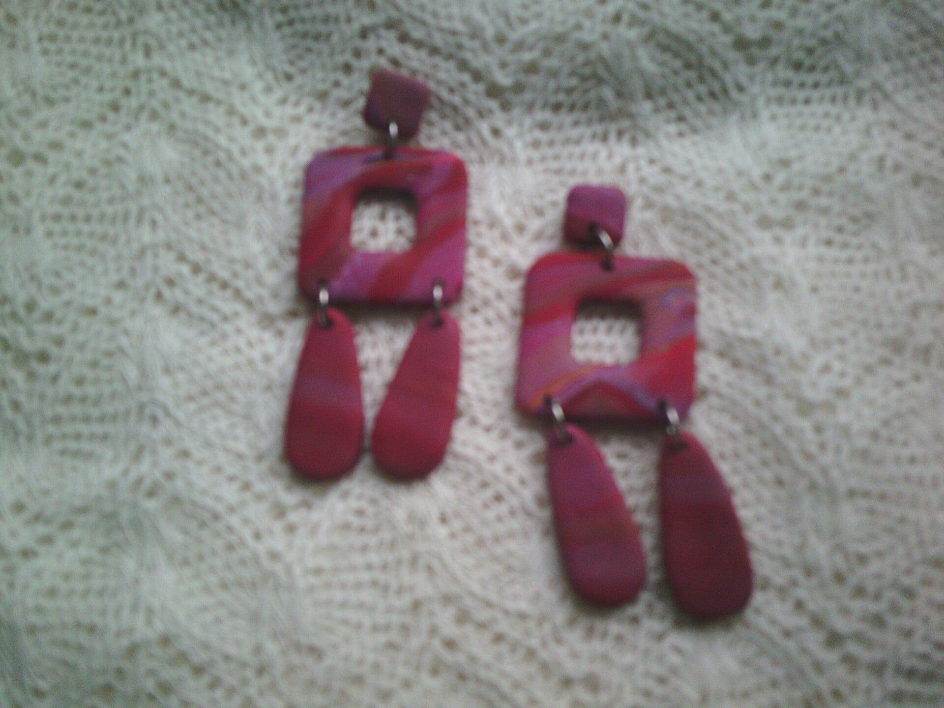 Prachtige oorbellen in rood dessin