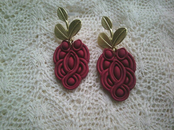 Oorhanger in bordeauxrood aan gouden steker.