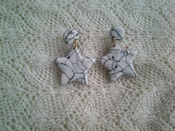 Oorhangers ster model in gemarmerd wit.