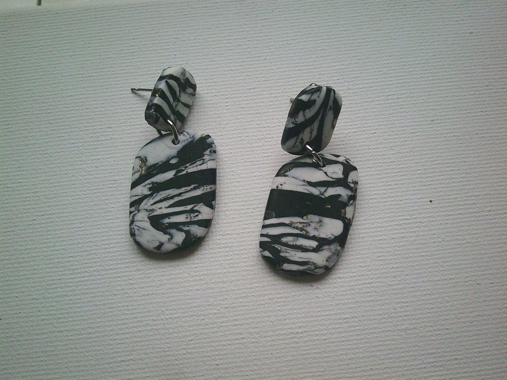 Oorhangers in zwart wit dessin