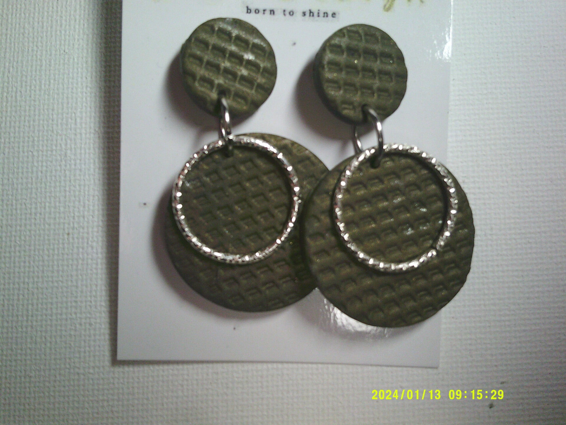 Oorhangers in donker olijfgroen met zilverkleurige ring