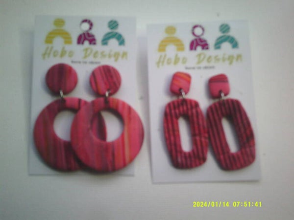 Oorhangers in rozerood dessin. Twee modellen.