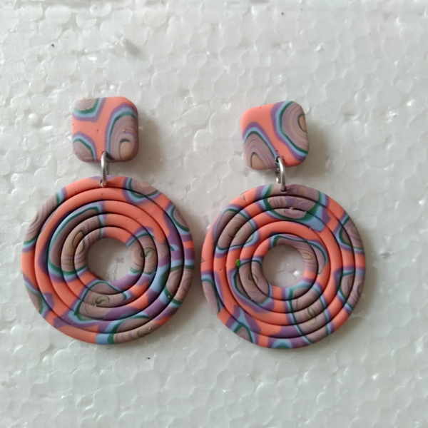 Zalmroze oorbellen met  print