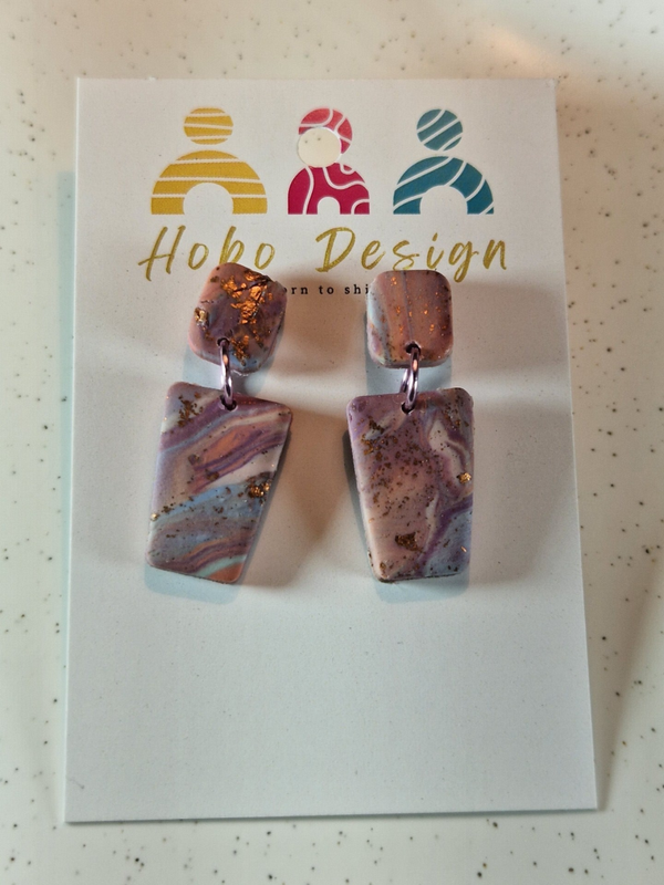 Statement oorbellen in zacht kleurrijk dessin.