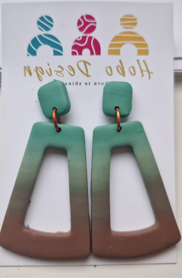 Oorbellen in groen bruin  tint.