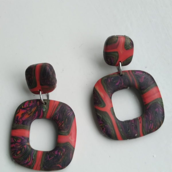 Prachtige  vierkante oorbellen .