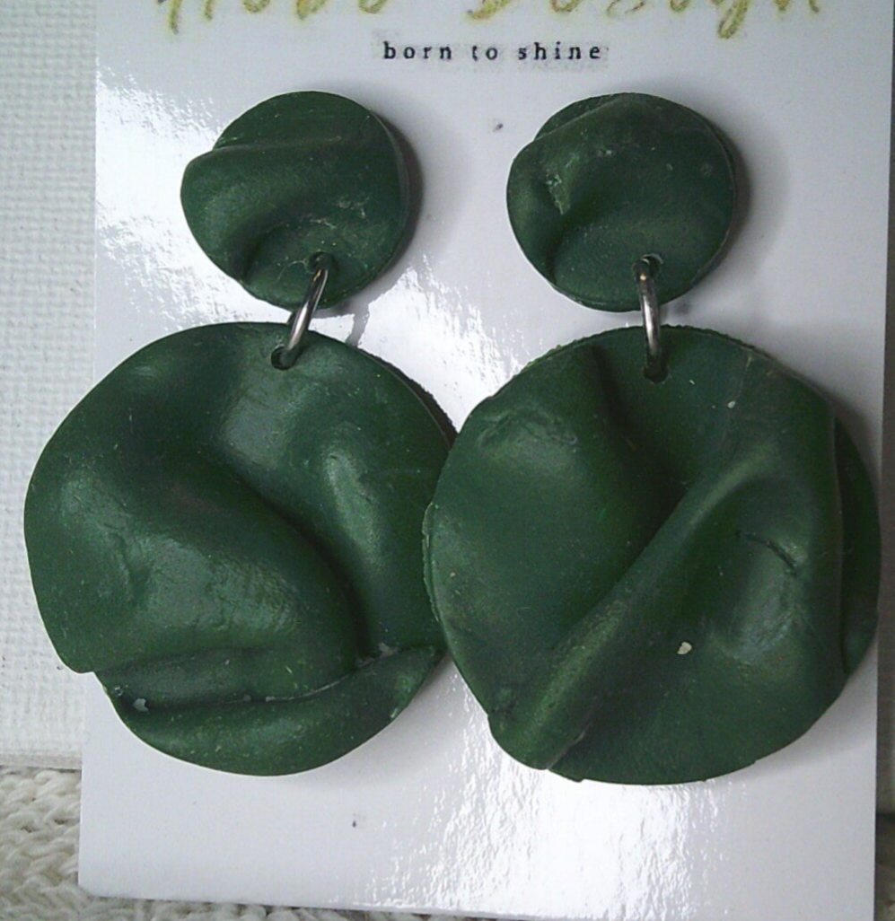 Oorhangers in donkergroen met 3 d effect