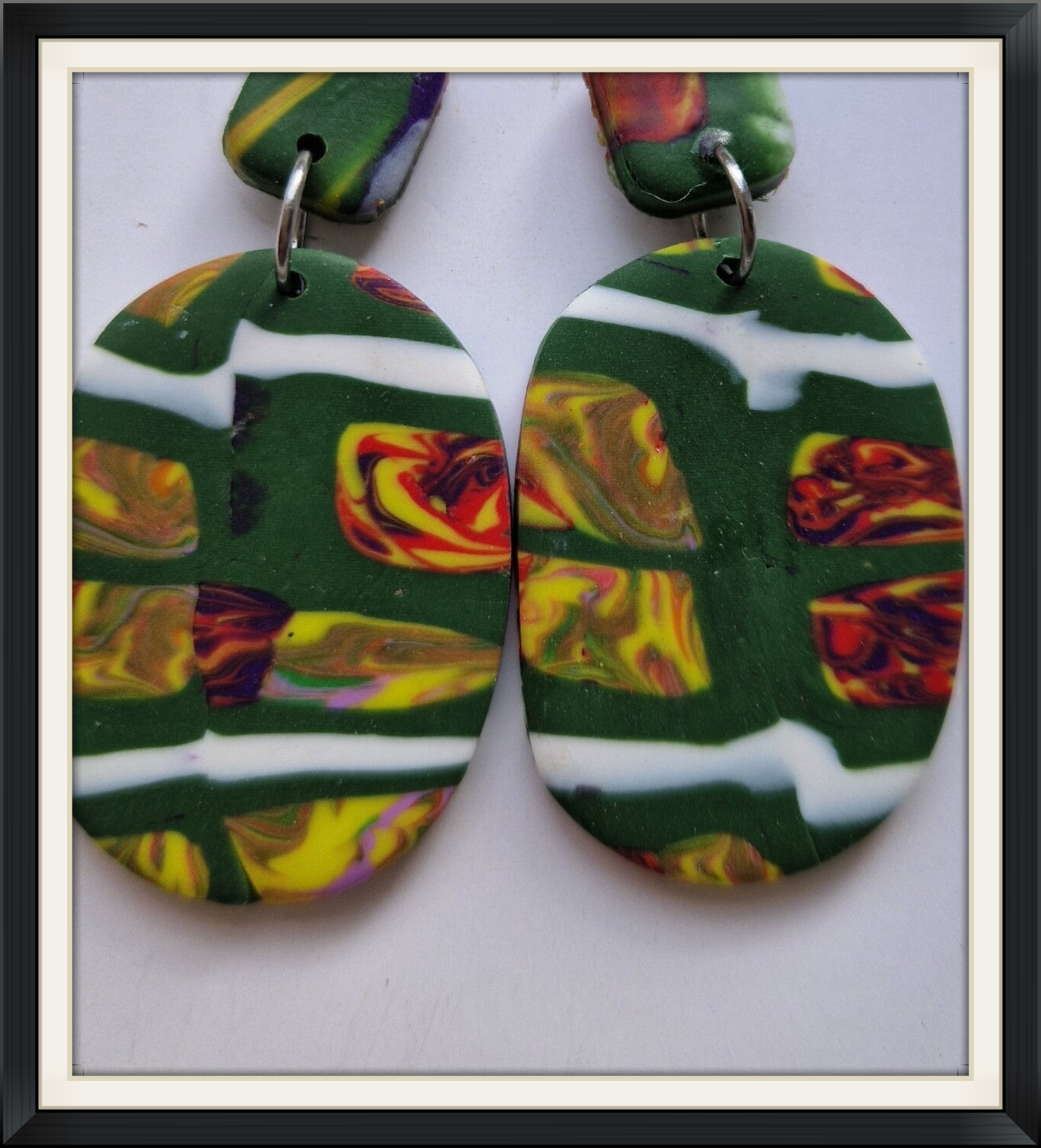 Ovalen oorbellen in groen dessin.