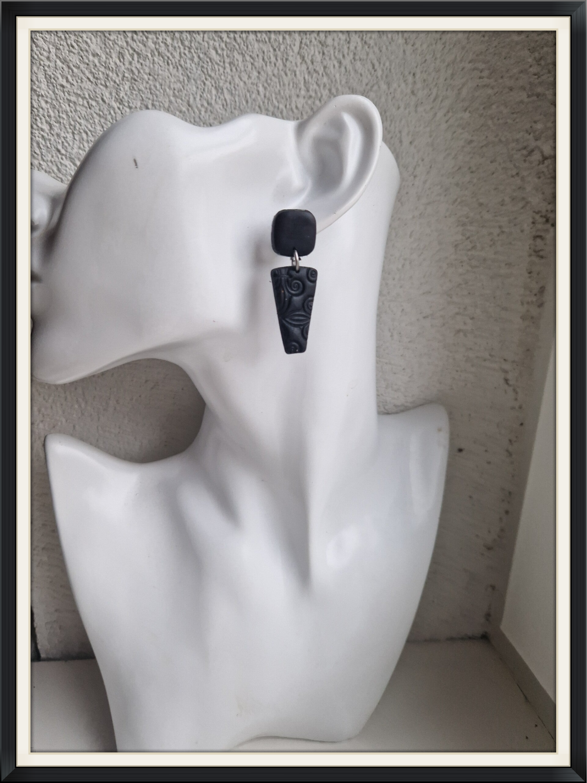 Zwarte oorbellen met dessin .