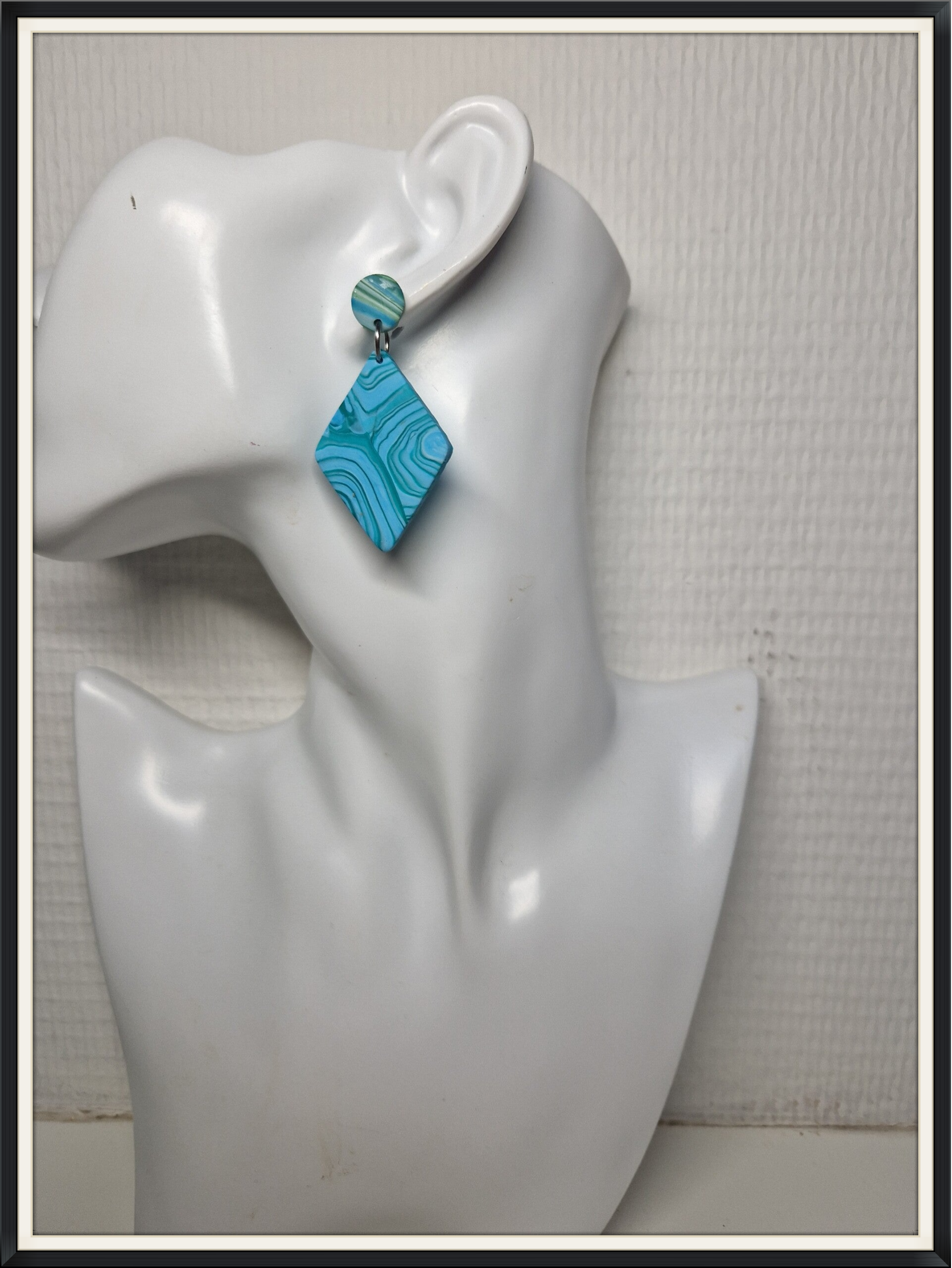 Oorhanger in blauw, groen tinten.